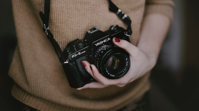 photographe-SIX FOURS LES PLAGES-min_woman-camera-photography-photographer-slr-dslr-319-pxhere.com